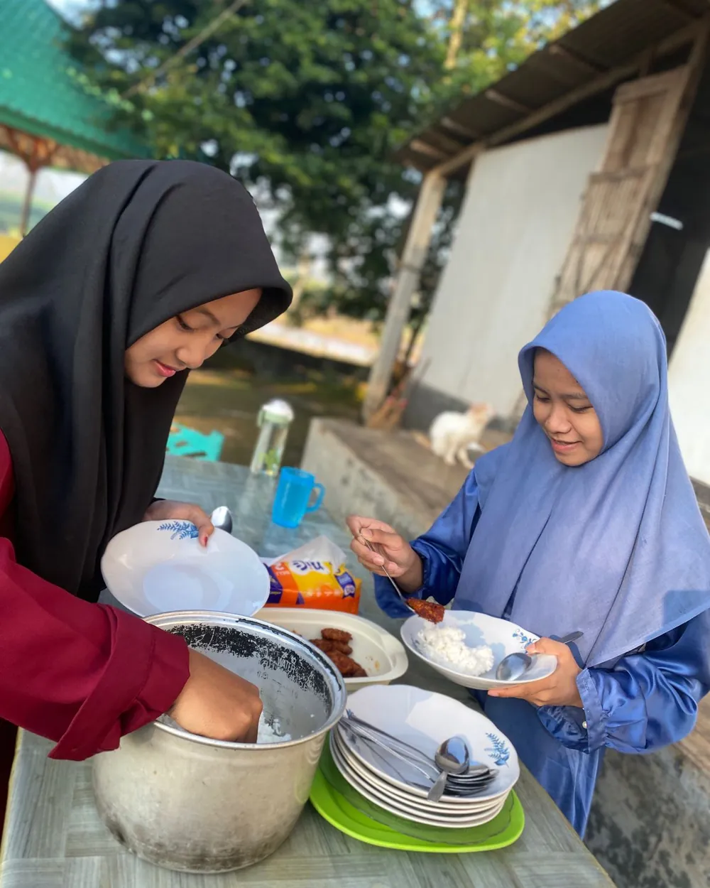 Santri mencuci peralatan makan setelah makan bersama di Rumah Tahfizh Center