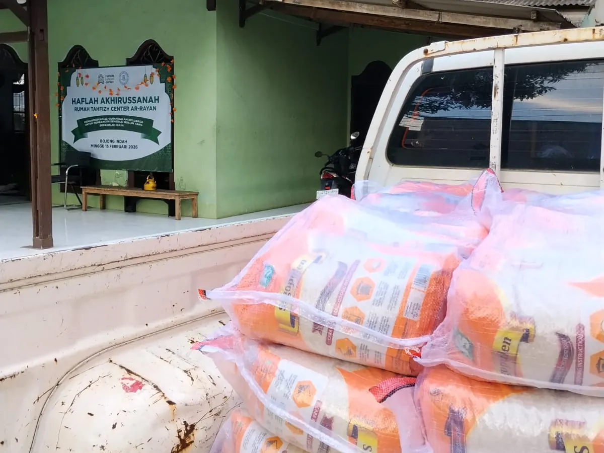 Karung beras diturunkan di halaman Rumah Tahfizh Center Ar-Rayan