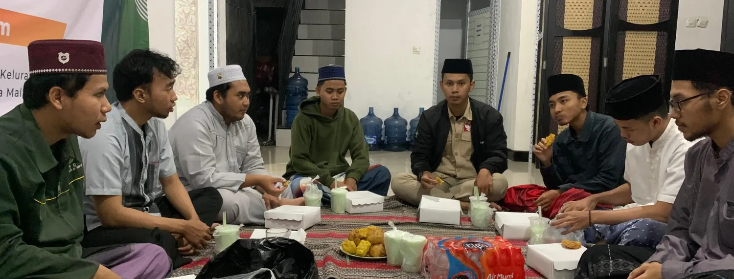 Santri putra penghafal Al-Qur'an makan bersama di aula rumah tahfizh