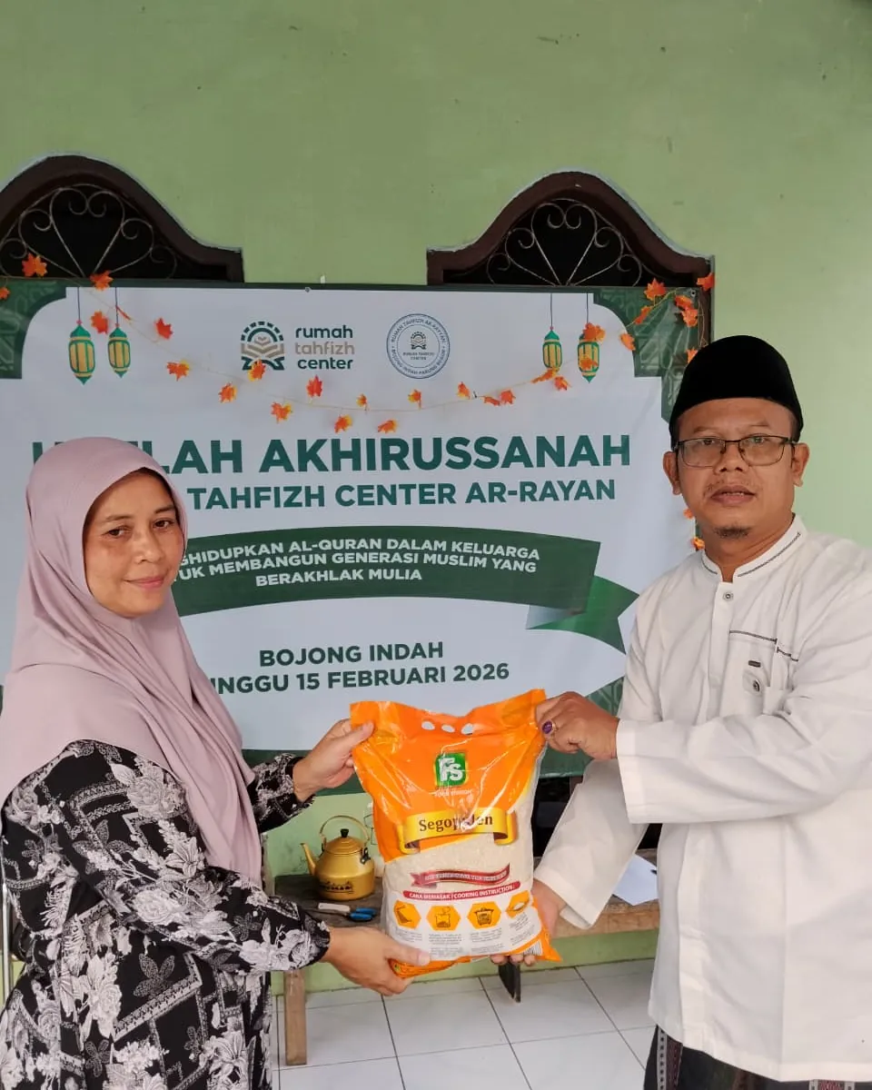 Serah terima paket beras kepada pengurus Rumah Tahfizh Center Ar-Rayan